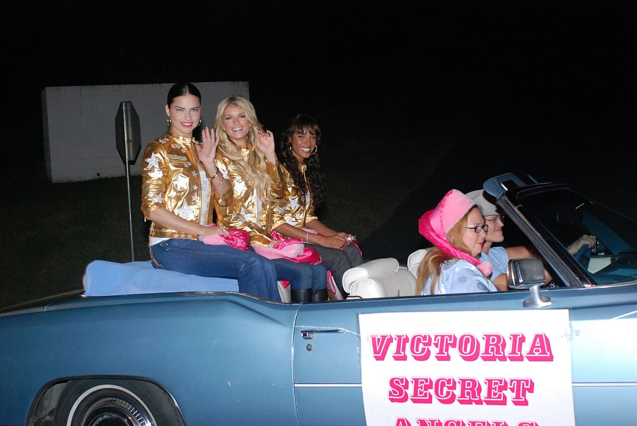 «Ангелы» Victoria's Secret Адриана Лима, Мариса Миллер и Селита Эбанкс на рождественском параде в 2007 году