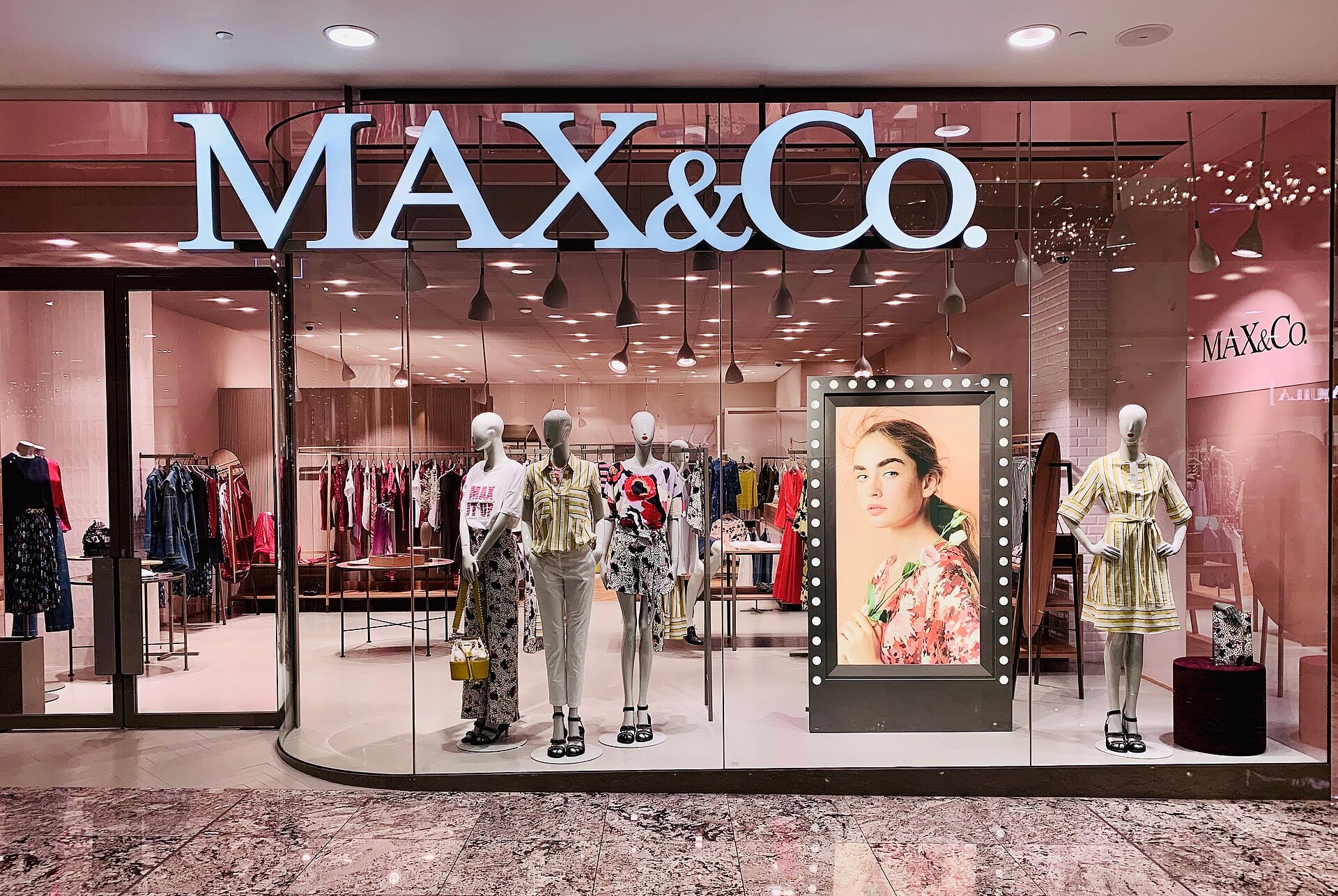MAX&Co. отметил 40-летие кампанией с реальными женщинами
