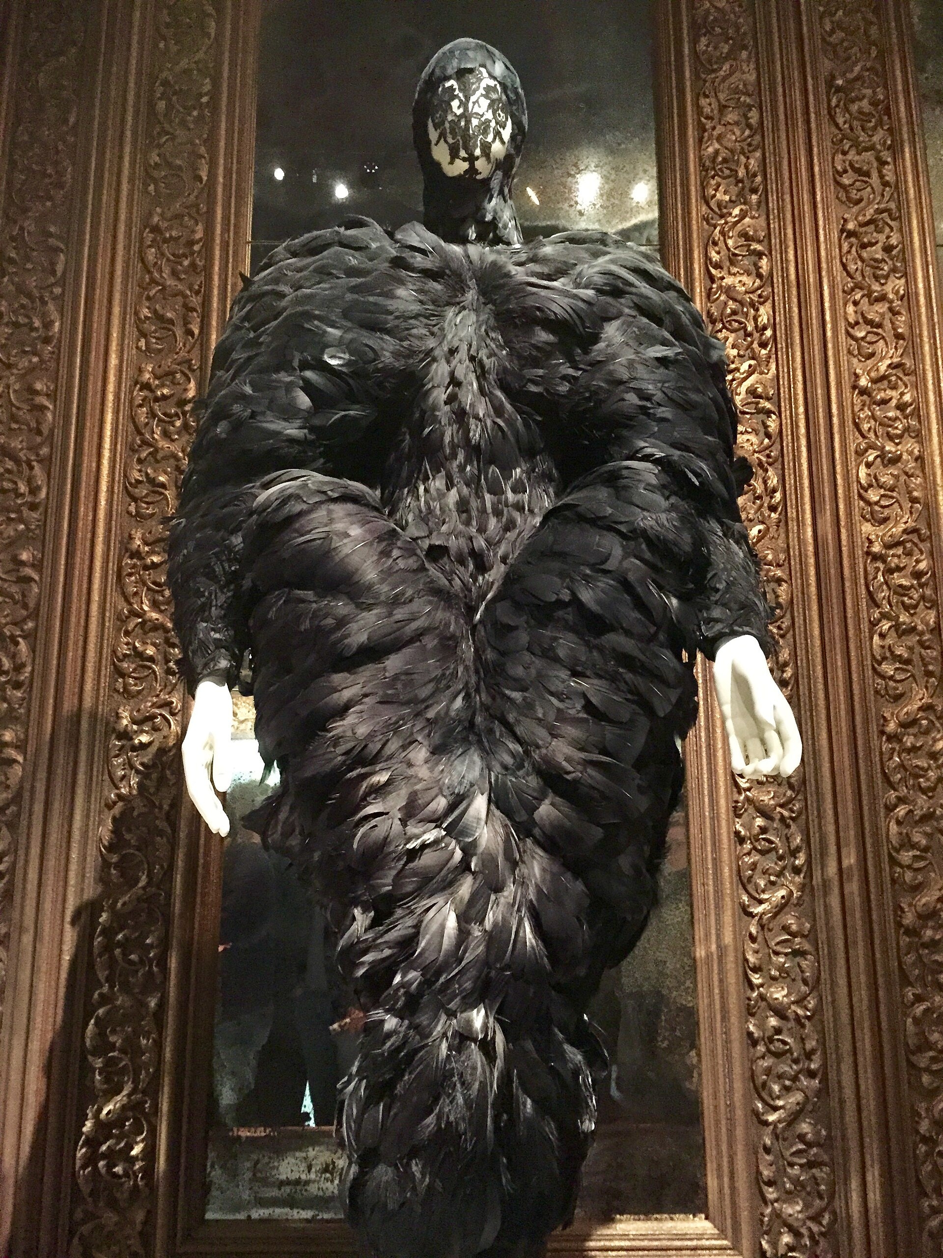 McQueen показал кампанию осень-зима 2026 в духе нуара Хичкока