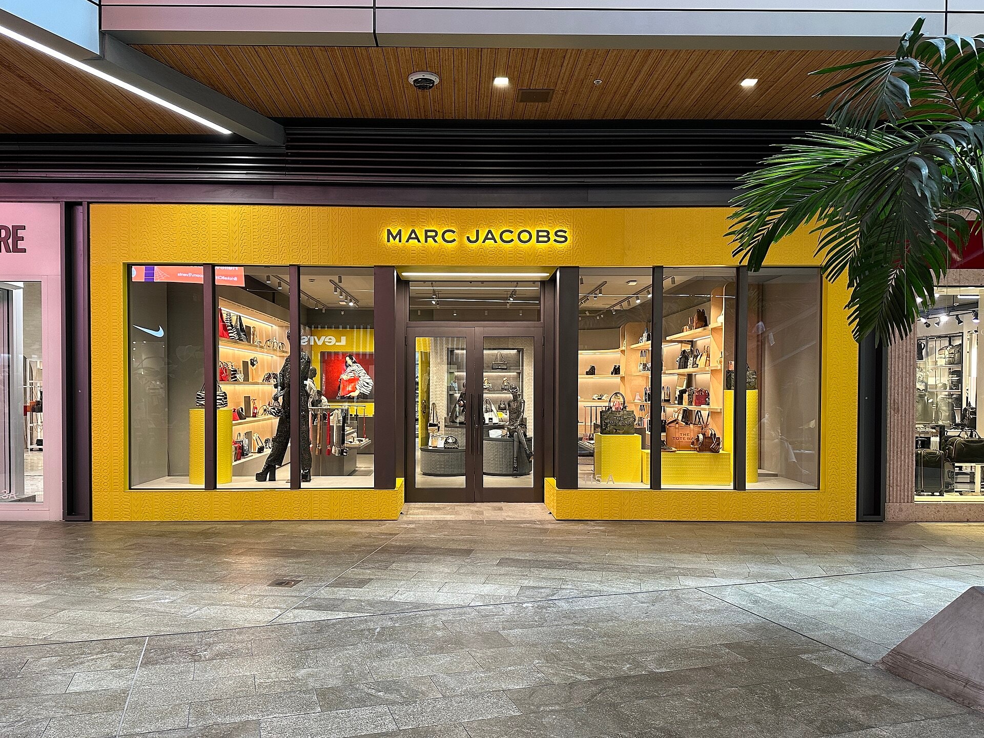 LVMH продаёт Marc Jacobs компаниям WHP Global и G-III за $850 млн