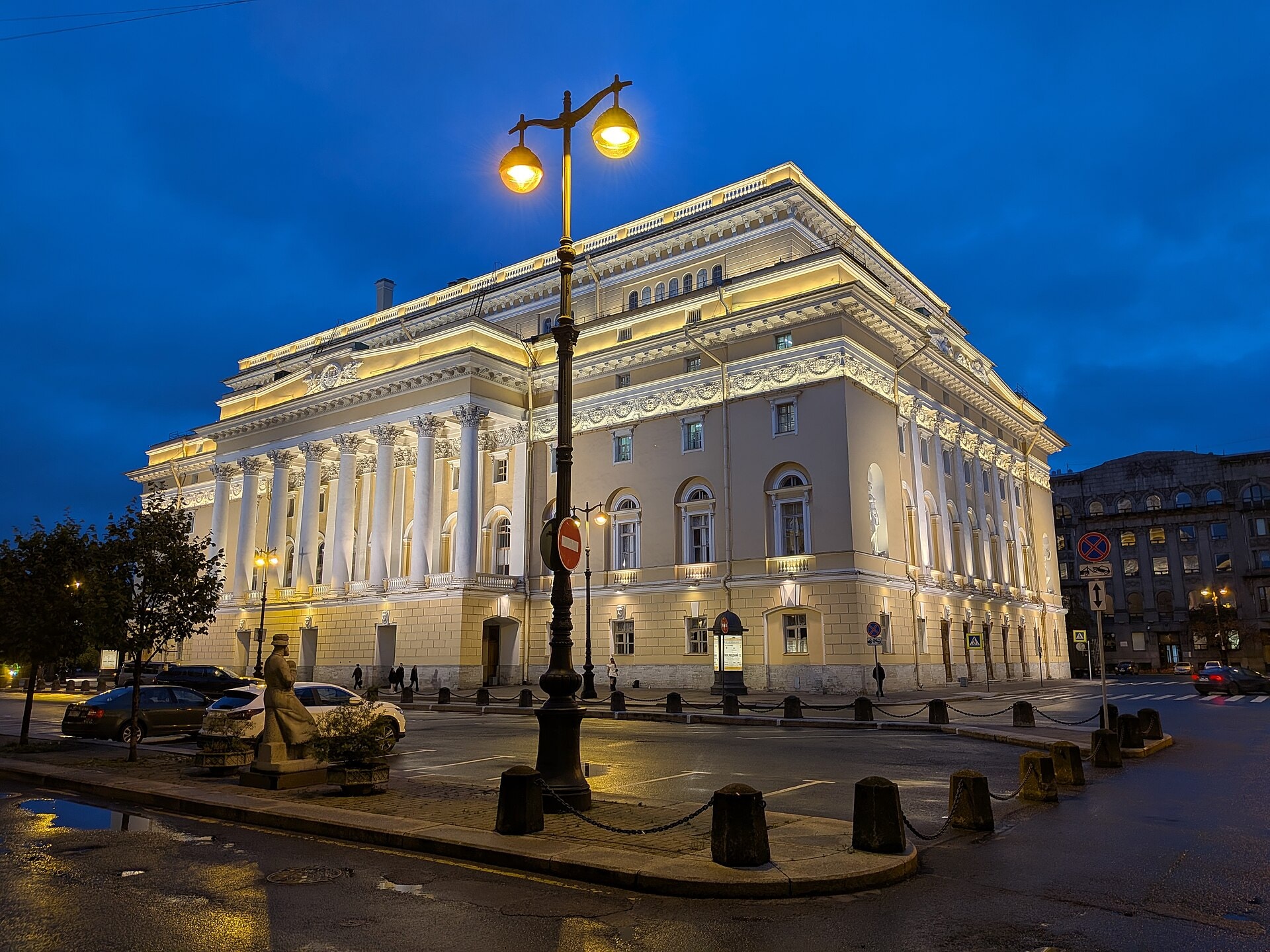 Юлия Янина представила DEMI Couture: черно-белая драма театра и моды