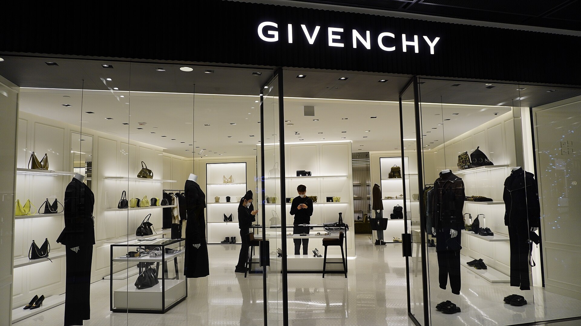 Givenchy открывает собственный онлайн-корнер на Farfetch