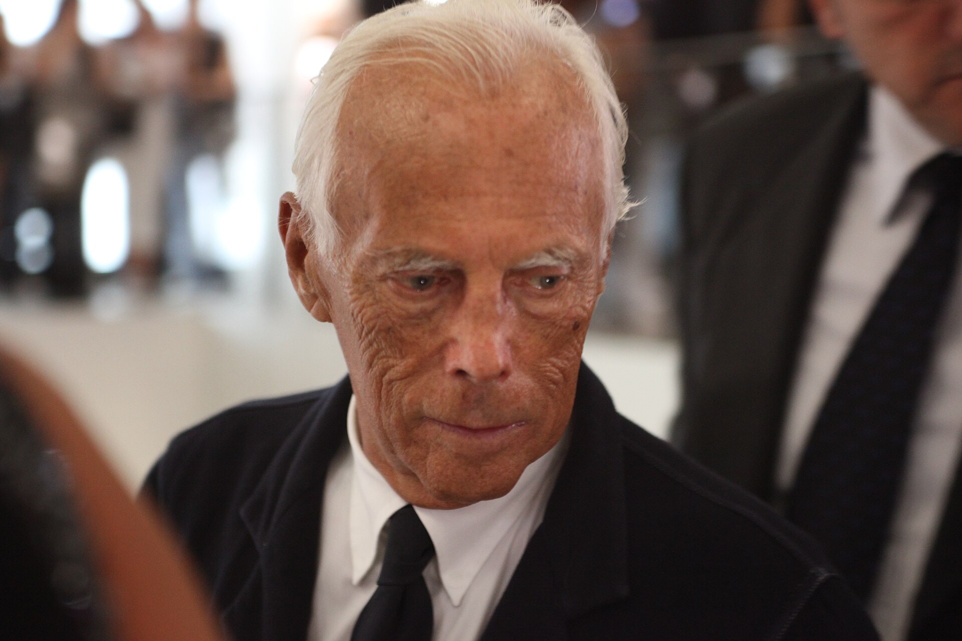 Выручка Armani в 2025 году снизилась на 2,8% на фоне замедления люкса