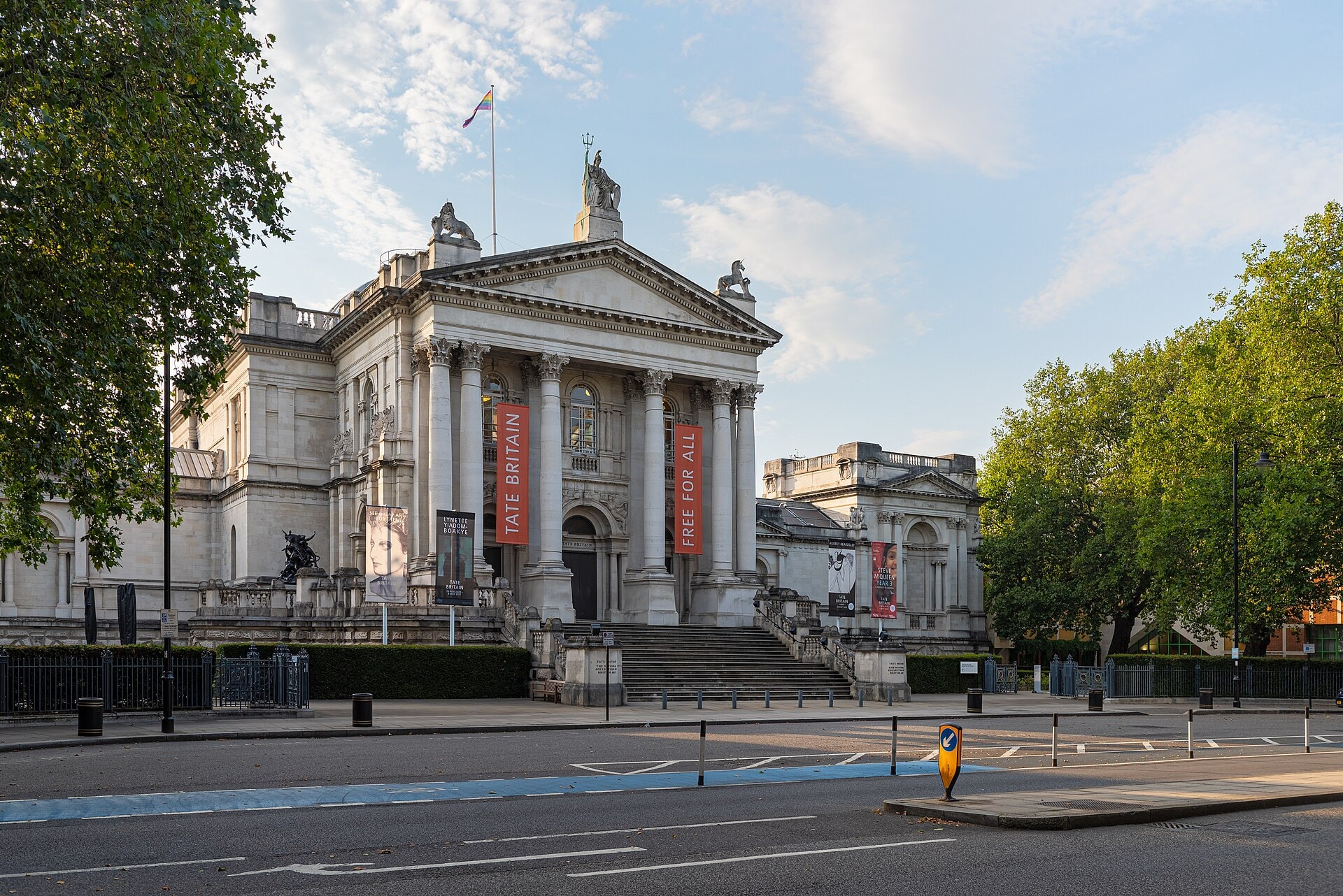 Tate Britain откроет выставку The 90s: Art and Fashion
