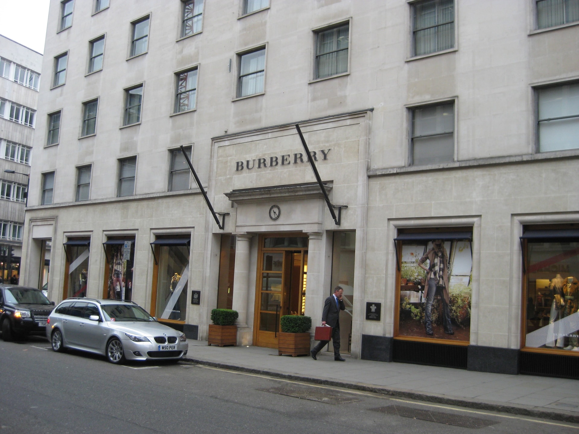 Frasers Майка Эшли довела позицию в Burberry до 7,42%