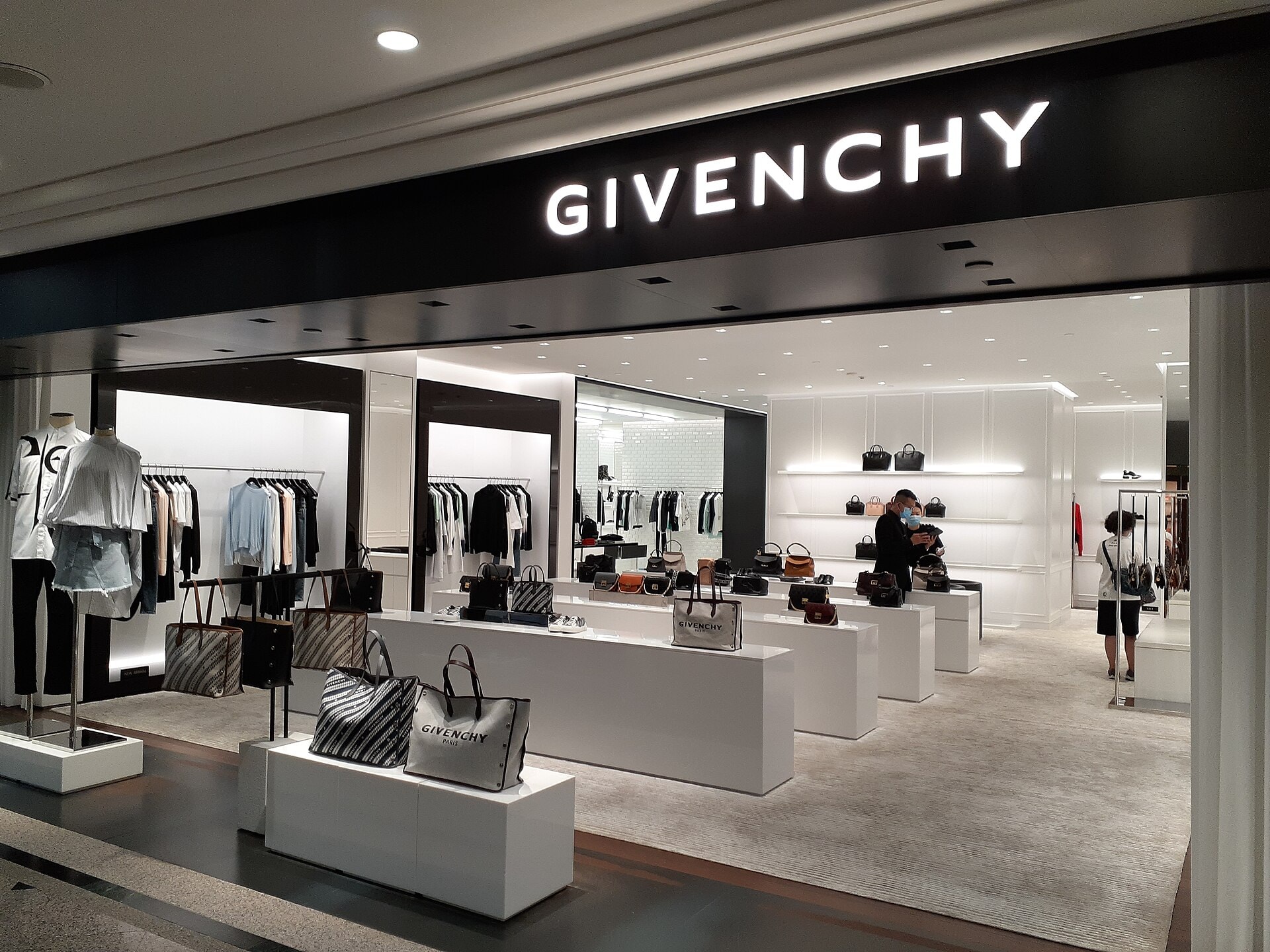 Сара Бертон показала вторую коллекцию Givenchy: весна-лето 2026