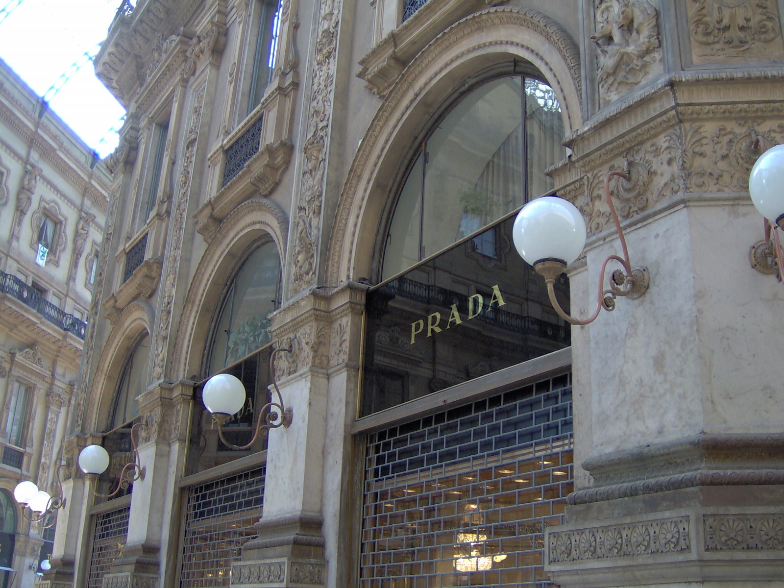 Prada весна-лето 2027: коллекция целиком из юбок открыла Милан