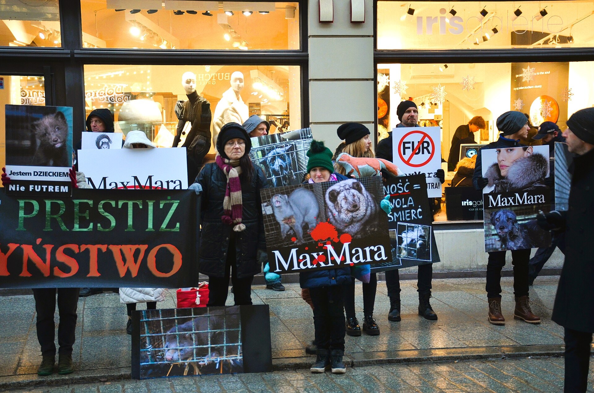 Зоозащитники вышли с баннерами против меха к показу Armani в Милане