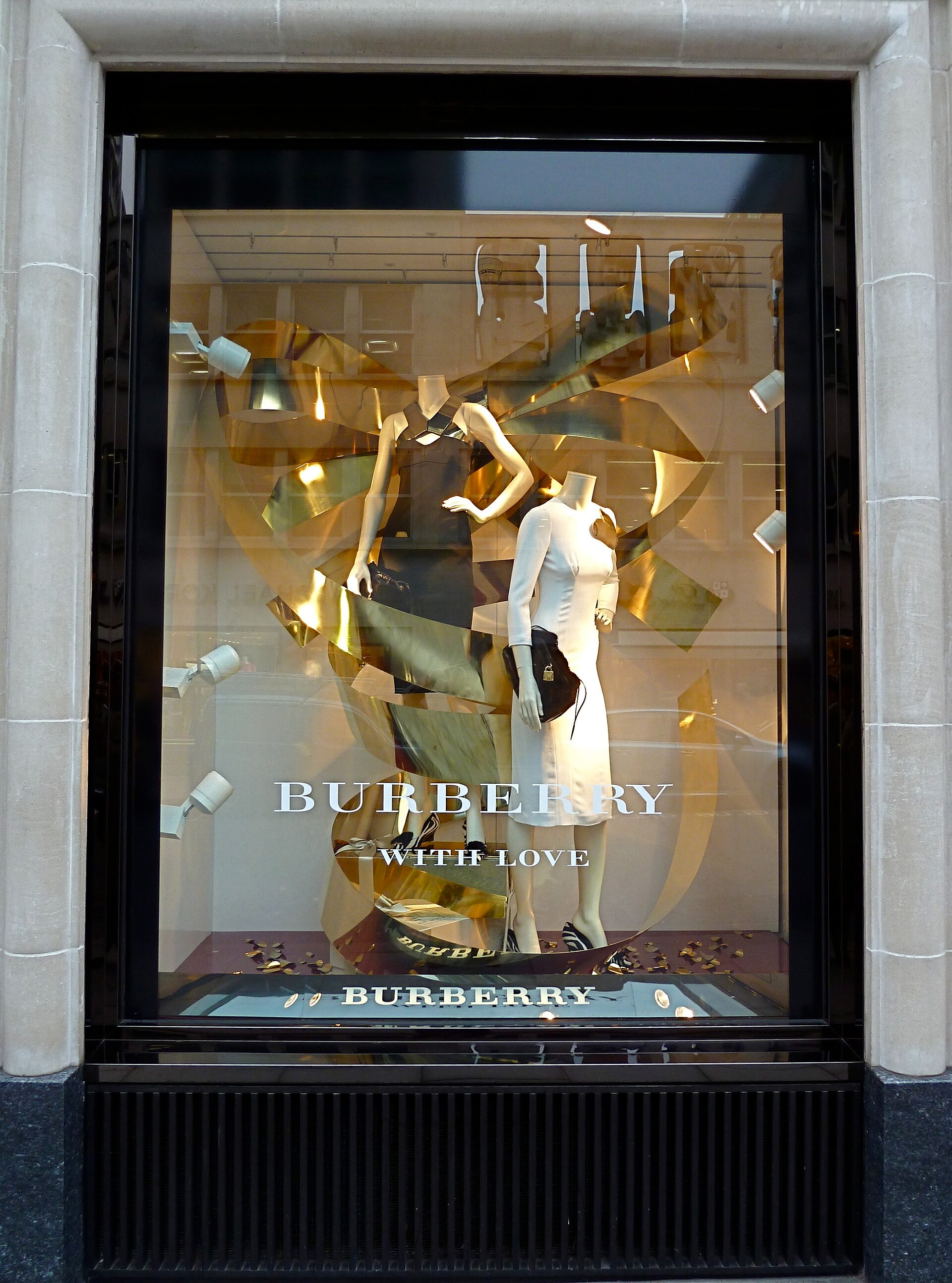 Burberry представил летний кампейн с Симон Эшли у воды