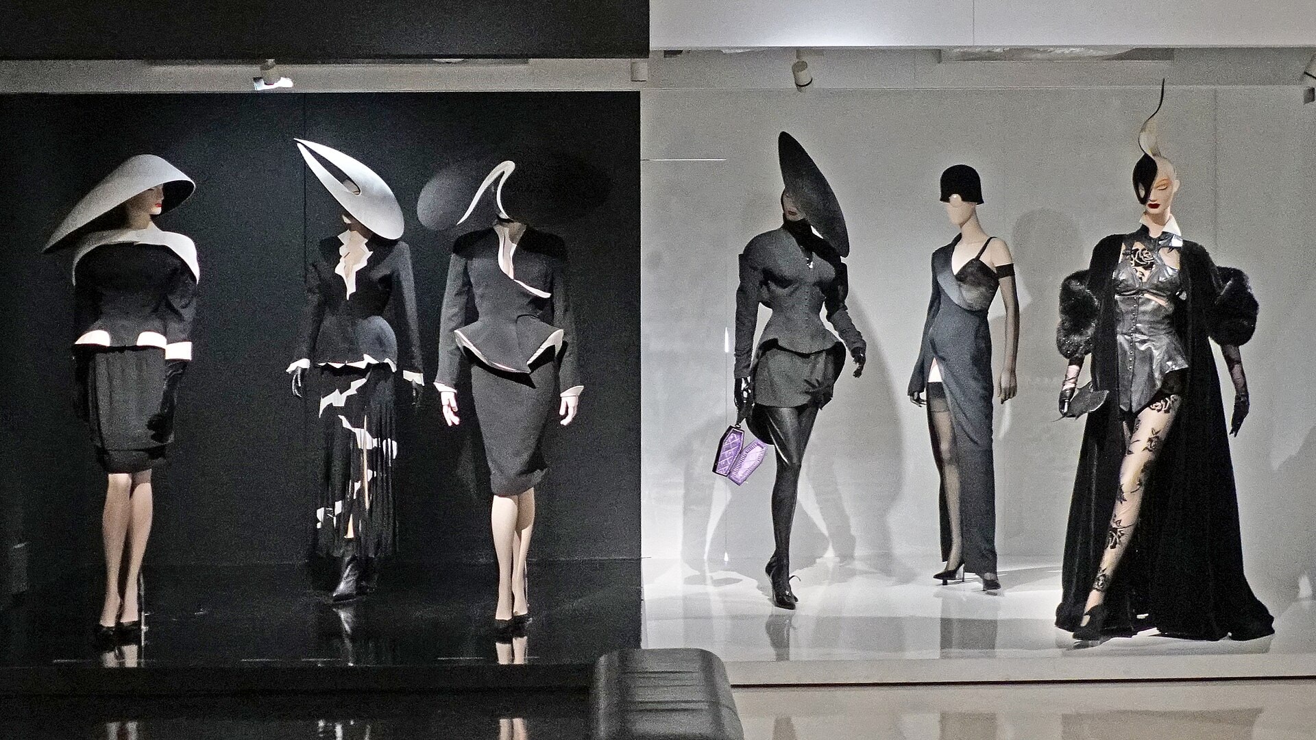 Mugler показал кампанию pre-fall 2026 с Саскией де Брау