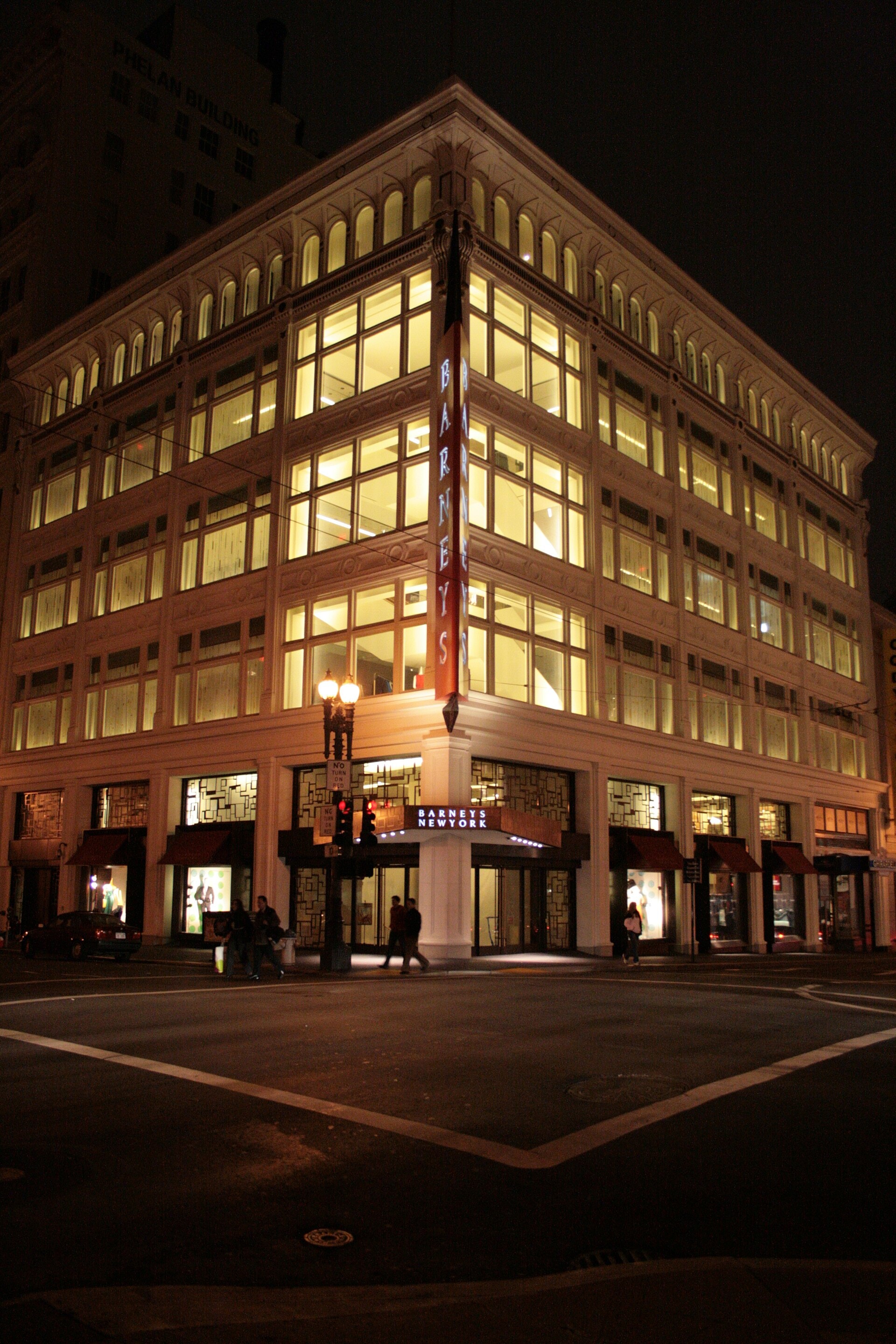 Authentic Brands Group возвращает Barneys на Madison Avenue