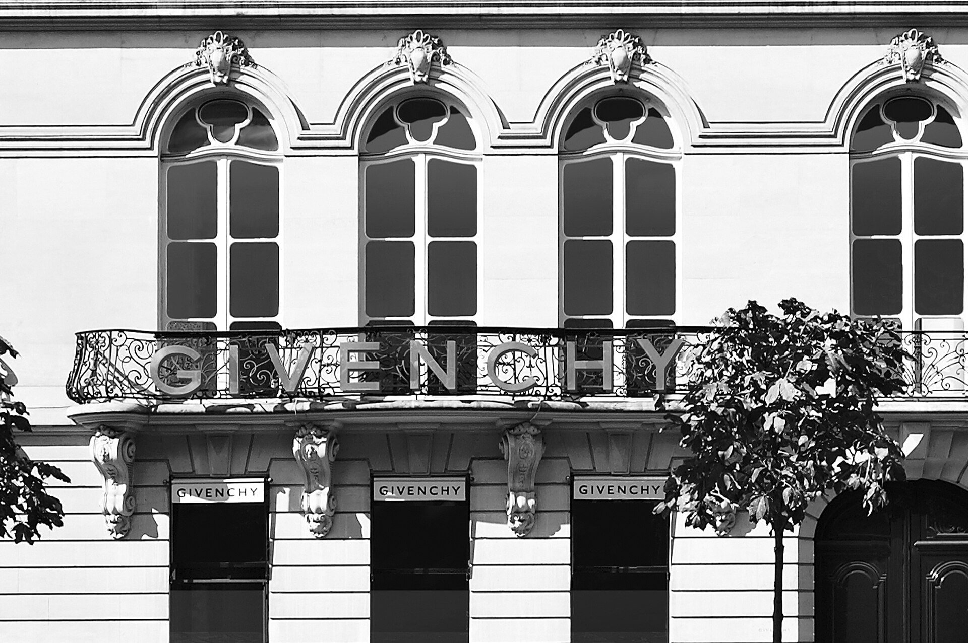 Givenchy весна-лето 2027: Сара Бёртон и гардероб из трёх вещей